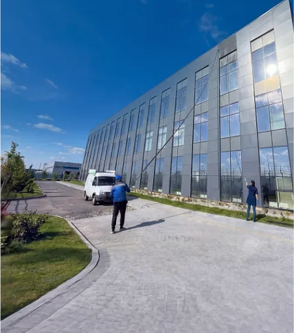 Мойка окони фасадов Мойка окон любой сложностии фасадов зданий. Обеспечиваем прозрачностьи презентабельный внешнийвид.