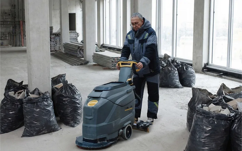 Уборка послеремонта длязастройщиков Профессиональное удалениестроительной пыли и загрязнений.Сдавайте объекты в срокбез нареканий.