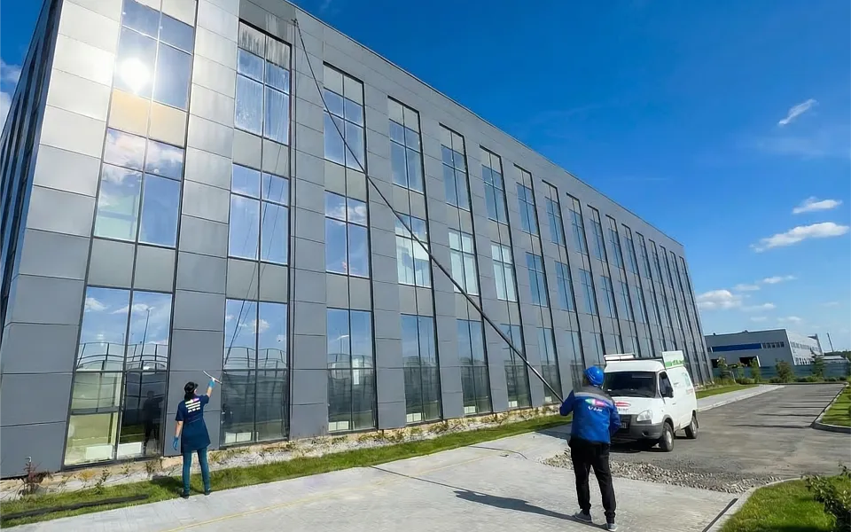 Мойка окони фасадов Мойка окон любой сложностии фасадов зданий. Обеспечиваем прозрачностьи презентабельный внешнийвид.